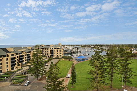 Beachside Luxury & Comfort, Ocean Views In Glenelg - Lightning Ridge Tourism 26