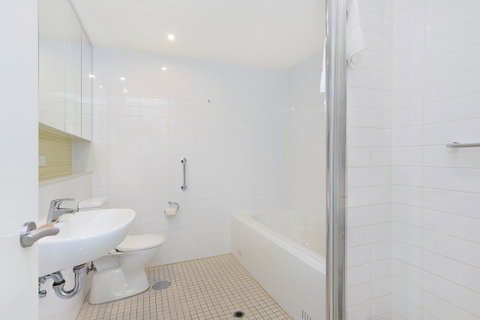 Beachside Luxury & Comfort, Ocean Views In Glenelg - Lightning Ridge Tourism 19