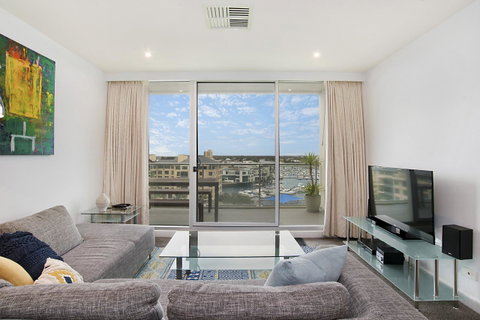 Beachside Luxury & Comfort, Ocean Views In Glenelg - Lightning Ridge Tourism 8