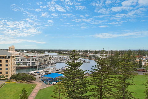 Beachside Luxury & Comfort, Ocean Views In Glenelg - Lightning Ridge Tourism 4