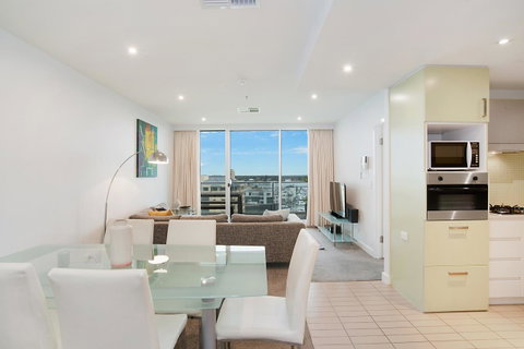 Beachside Luxury & Comfort, Ocean Views In Glenelg - Lightning Ridge Tourism 7