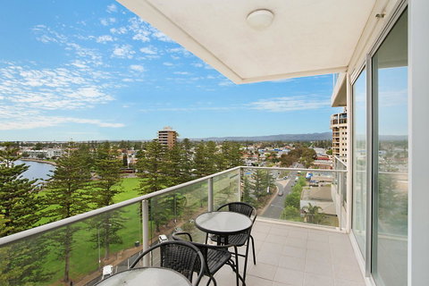Beachside Luxury & Comfort, Ocean Views In Glenelg - Lightning Ridge Tourism 23