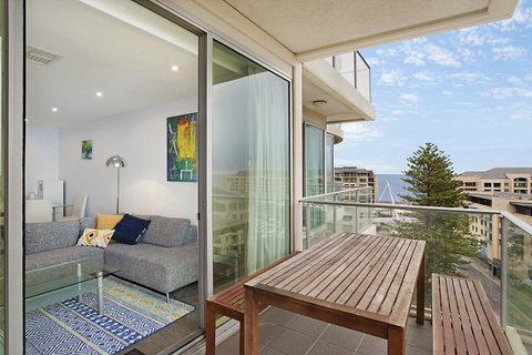 Beachside Luxury & Comfort, Ocean Views In Glenelg - Lightning Ridge Tourism 1