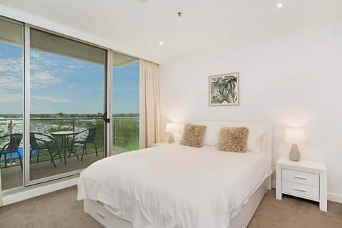 Beachside Luxury & Comfort, Ocean Views In Glenelg - Lightning Ridge Tourism 12