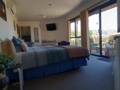 Barossa Valley Studio - Lightning Ridge Tourism 4