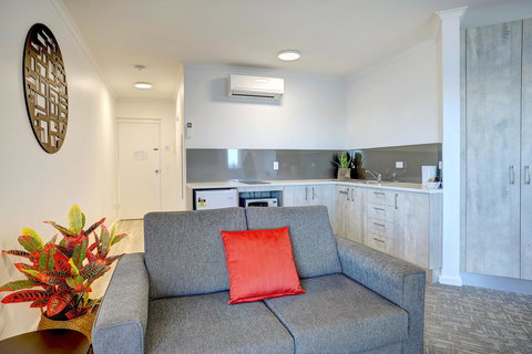 Limani Motel - Lightning Ridge Tourism 14