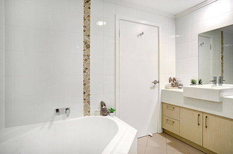 Limani Motel - Lightning Ridge Tourism 9