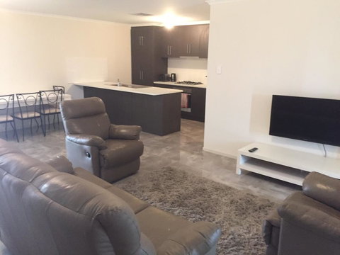 City Centre Motel Hotel - Lightning Ridge Tourism 40