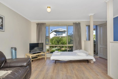 The Lighthouse - Port Willunga - C21 SouthCoast Holidays - Lightning Ridge Tourism 9