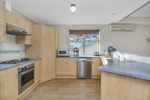 The Lighthouse - Port Willunga - C21 SouthCoast Holidays - Lightning Ridge Tourism 6