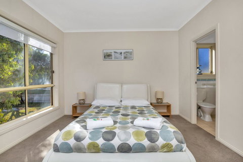 The Lighthouse - Port Willunga - C21 SouthCoast Holidays - Lightning Ridge Tourism 3