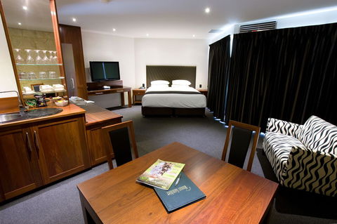 The Commodore - Lightning Ridge Tourism 10