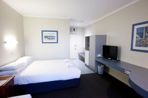 The Commodore - Lightning Ridge Tourism 27