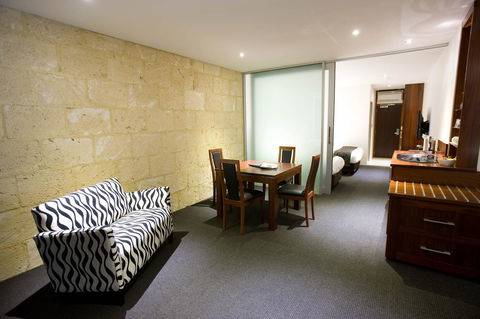 The Commodore - Lightning Ridge Tourism 12