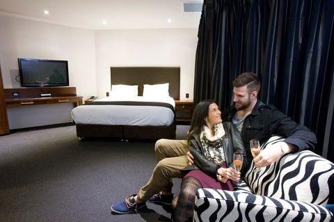 The Commodore - Lightning Ridge Tourism 37