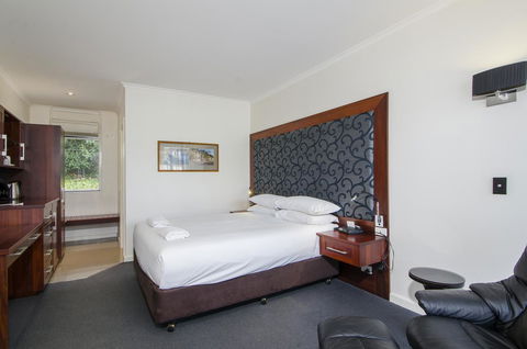The Commodore - Lightning Ridge Tourism 39