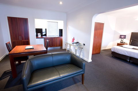 The Commodore - Lightning Ridge Tourism 32