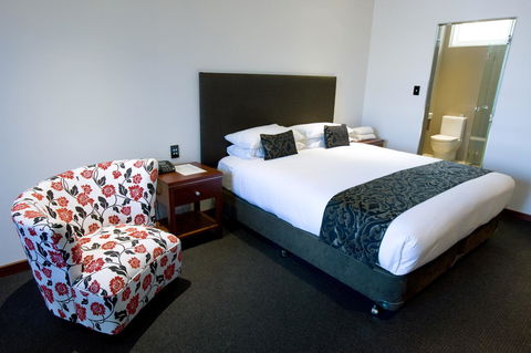 The Commodore - Lightning Ridge Tourism 11