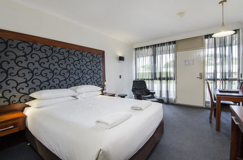 The Commodore - Lightning Ridge Tourism 41