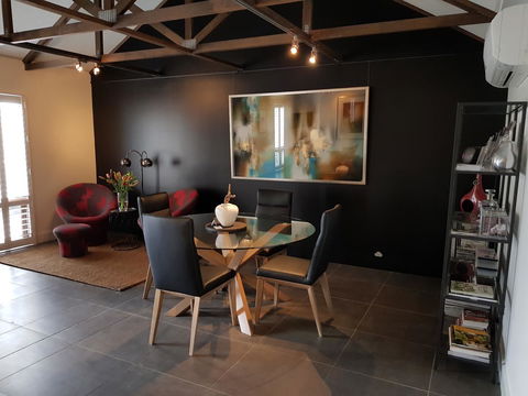 Irongate Studio B&B - Lightning Ridge Tourism 0