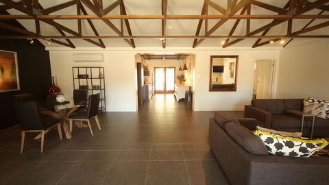 Irongate Studio B&B - Lightning Ridge Tourism 1
