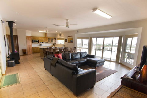Limestone Ridge - Lightning Ridge Tourism 4