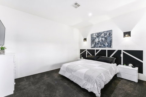 KENNEDY EXECUTIVE TOWNHOUSE - Lightning Ridge Tourism 2