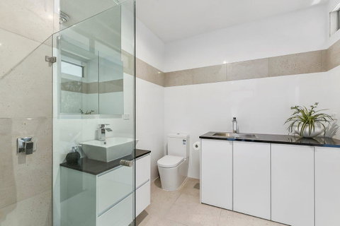 KENNEDY EXECUTIVE TOWNHOUSE - Lightning Ridge Tourism 5