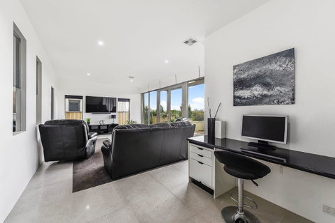 KENNEDY EXECUTIVE TOWNHOUSE - Lightning Ridge Tourism 16