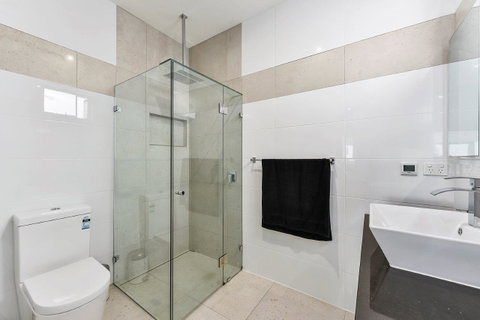 KENNEDY EXECUTIVE TOWNHOUSE - Lightning Ridge Tourism 7
