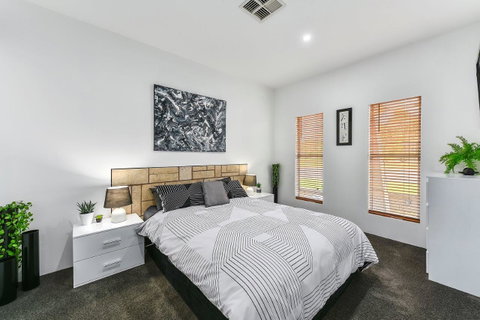KENNEDY EXECUTIVE TOWNHOUSE - Lightning Ridge Tourism 4