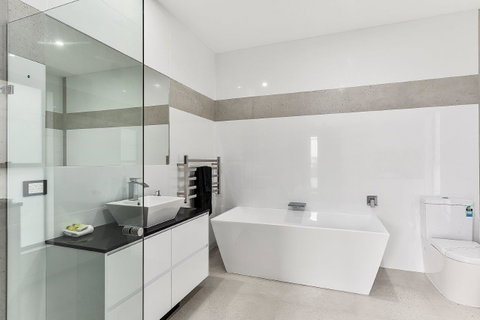 KENNEDY EXECUTIVE TOWNHOUSE - Lightning Ridge Tourism 1