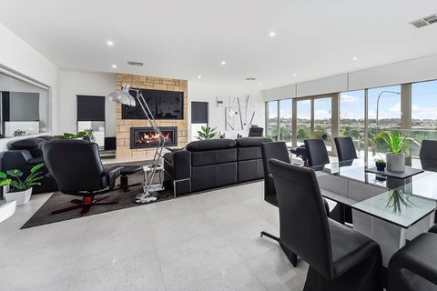 KENNEDY EXECUTIVE TOWNHOUSE - Lightning Ridge Tourism 19