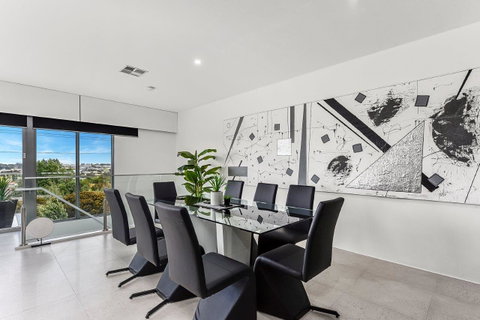 KENNEDY EXECUTIVE TOWNHOUSE - Lightning Ridge Tourism 10