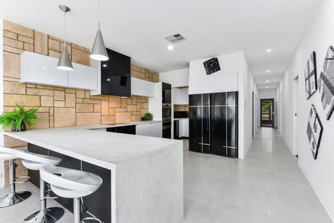 KENNEDY EXECUTIVE TOWNHOUSE - Lightning Ridge Tourism 6