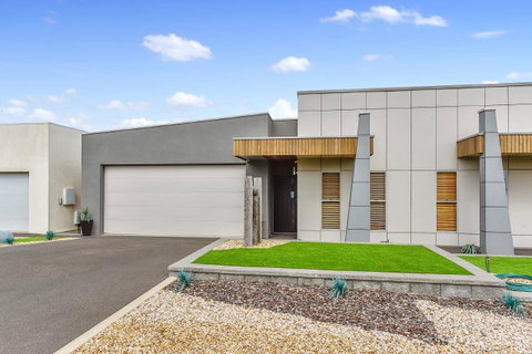 KENNEDY EXECUTIVE TOWNHOUSE - Lightning Ridge Tourism 9