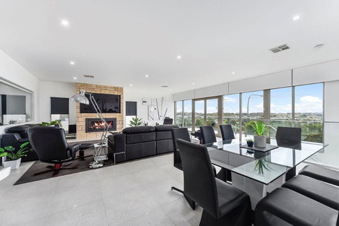 KENNEDY EXECUTIVE TOWNHOUSE - Lightning Ridge Tourism 3