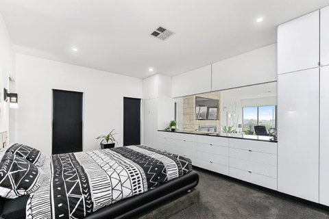 KENNEDY EXECUTIVE TOWNHOUSE - Lightning Ridge Tourism 11