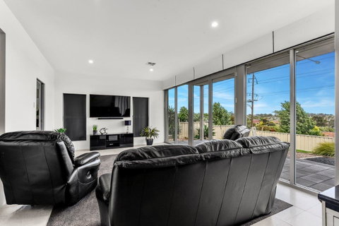 KENNEDY EXECUTIVE TOWNHOUSE - Lightning Ridge Tourism 14