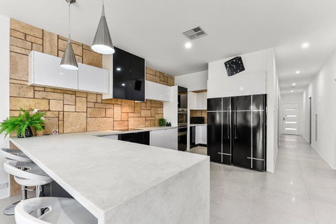 KENNEDY EXECUTIVE TOWNHOUSE - Lightning Ridge Tourism 12