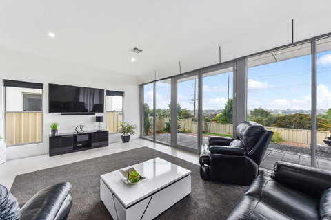 KENNEDY EXECUTIVE TOWNHOUSE - Lightning Ridge Tourism 18