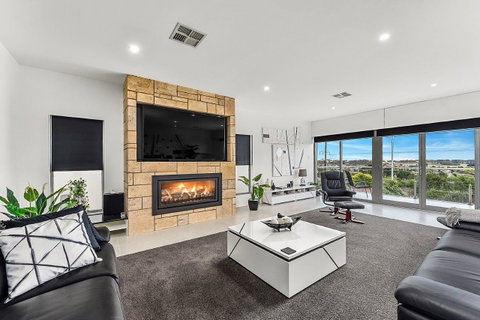KENNEDY EXECUTIVE TOWNHOUSE - Lightning Ridge Tourism 0
