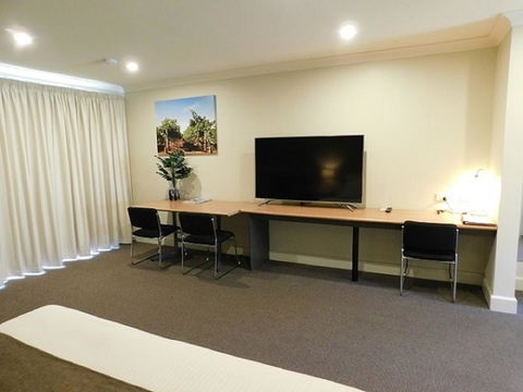 Alexander Cameron Suites - Lightning Ridge Tourism 13