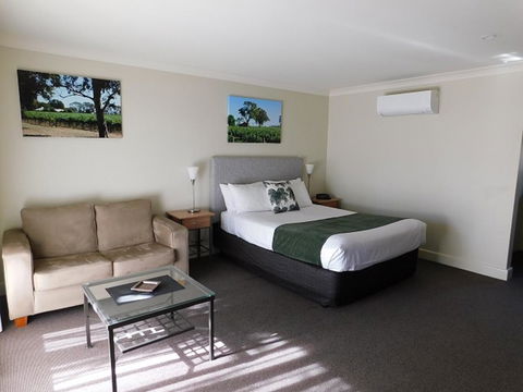Alexander Cameron Suites - Lightning Ridge Tourism 9