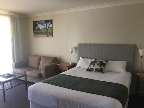Alexander Cameron Suites - Lightning Ridge Tourism 15