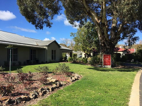 Alexander Cameron Suites - Lightning Ridge Tourism 3