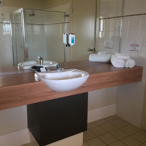 Alexander Cameron Suites - Lightning Ridge Tourism 17