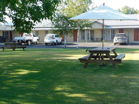 Alexander Cameron Suites - Lightning Ridge Tourism 1