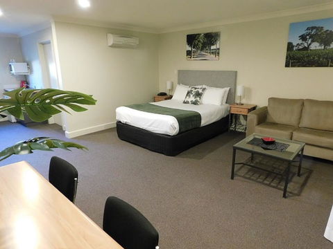 Alexander Cameron Suites - Lightning Ridge Tourism 8
