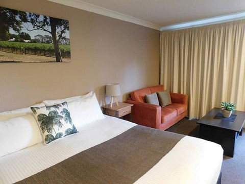 Alexander Cameron Suites - Lightning Ridge Tourism 11